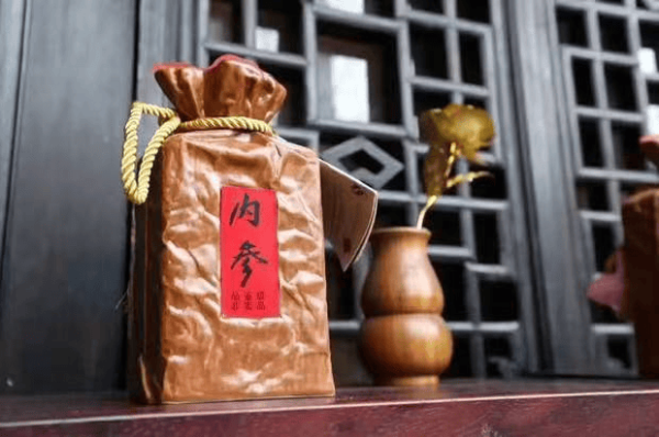一手配资开户网 酒鬼酒“断崖式”下滑：24年营收14.23亿元，净利润暴跌98%，经销商数量净减少438家