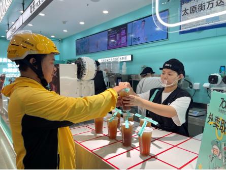 股市配资官网网址 美团外卖联合茶饮品牌700CC 600余家门店为骑手送清凉